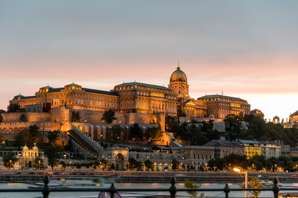 Lais Puzzle - Ungarische Nationalgalerie. Sie befindet sich in der Budaer Burg - 2.000 Teile p-320778