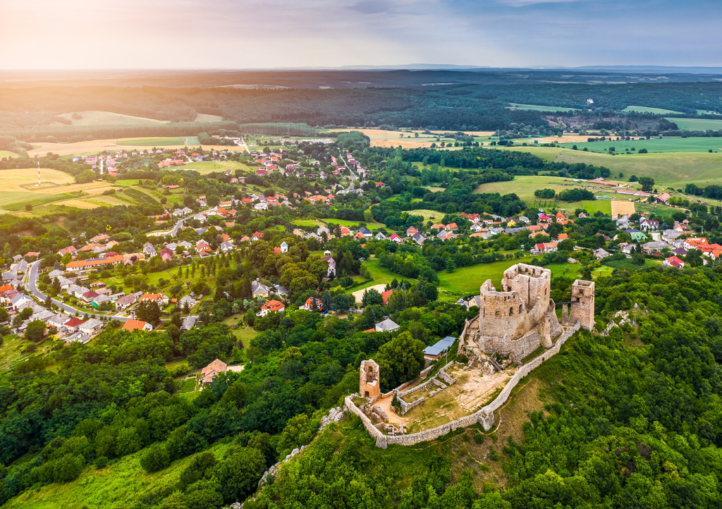Lais Puzzle - Csesznek, Ungarn - Panoramablick aus der Luft auf die auf einem Hügel gelegene Burg von Csesznek und die Stadt Csesznek bei Sonnenuntergang an einem sonnigen Sommernachmittag - 1.000 Teile p-321005