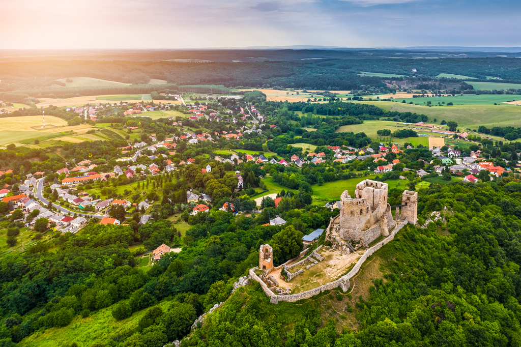 Lais Puzzle - Csesznek, Ungarn - Panoramablick aus der Luft auf die auf einem Hügel gelegene Burg von Csesznek und die Stadt Csesznek bei Sonnenuntergang an einem sonnigen Sommernachmittag - 2.000 Teile p-321006