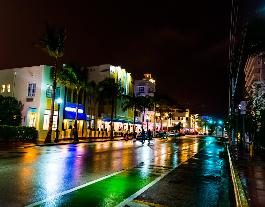 Lais Puzzle - Neonlichter am weltberühmten Ocean Drive in Miami Beach bei Nacht - 40, 100, 200, 500, 1.000 & 2.000 Teile p-321667