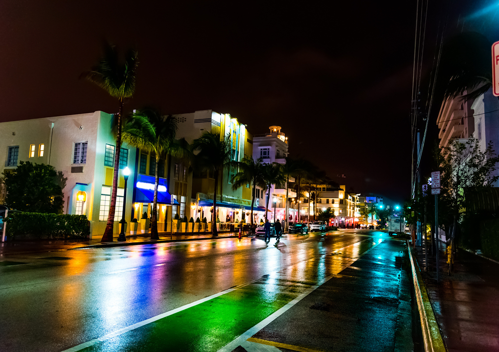 Lais Puzzle - Neonlichter am weltberühmten Ocean Drive in Miami Beach bei Nacht - 1.000 Teile p-321671