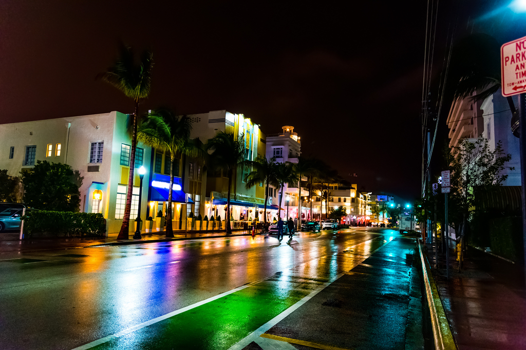 Lais Puzzle - Neonlichter am weltberühmten Ocean Drive in Miami Beach bei Nacht - 2.000 Teile p-321672