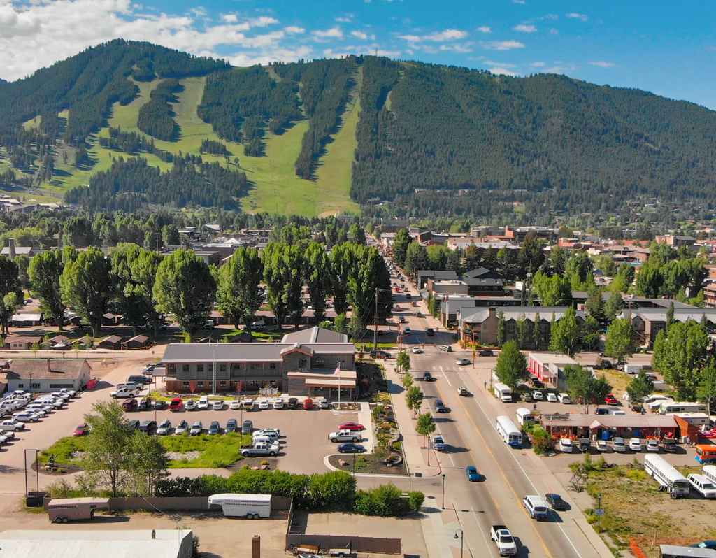 Lais Puzzle - Panoramablick auf die Häuser von Jackson Hole und die schönen Berge an einem Sommermorgen, Wyoming - 40, 100, 200, 500, 1.000 & 2.000 Teile p-321841