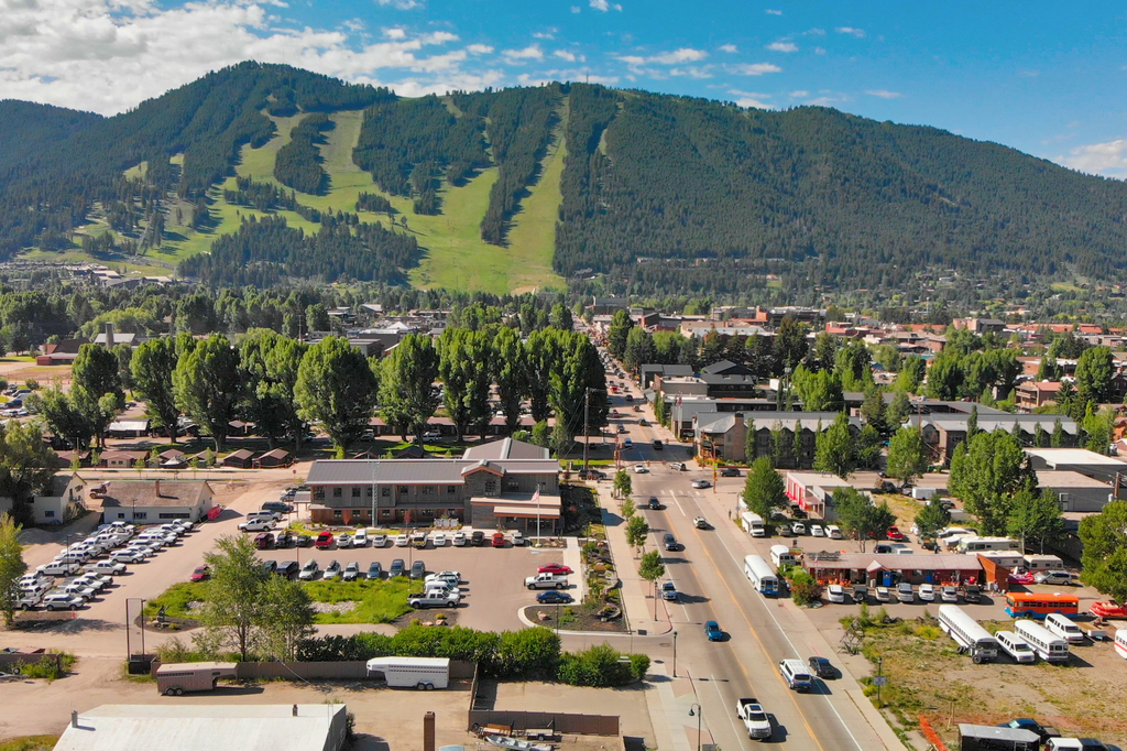 Lais Puzzle - Panoramablick auf die Häuser von Jackson Hole und die schönen Berge an einem Sommermorgen, Wyoming - 2.000 Teile p-321846