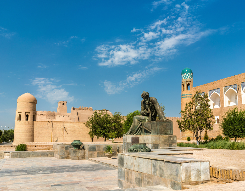 Lais Puzzle - Statue von Al-Khwarizmi vor der Itchan Kala in Chiwa, Usbekistan - 40, 100, 200, 500, 1.000 & 2.000 Teile p-322801
