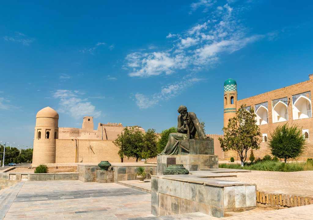 Lais Puzzle - Statue von Al-Khwarizmi vor der Itchan Kala in Chiwa, Usbekistan - 1.000 Teile p-322805