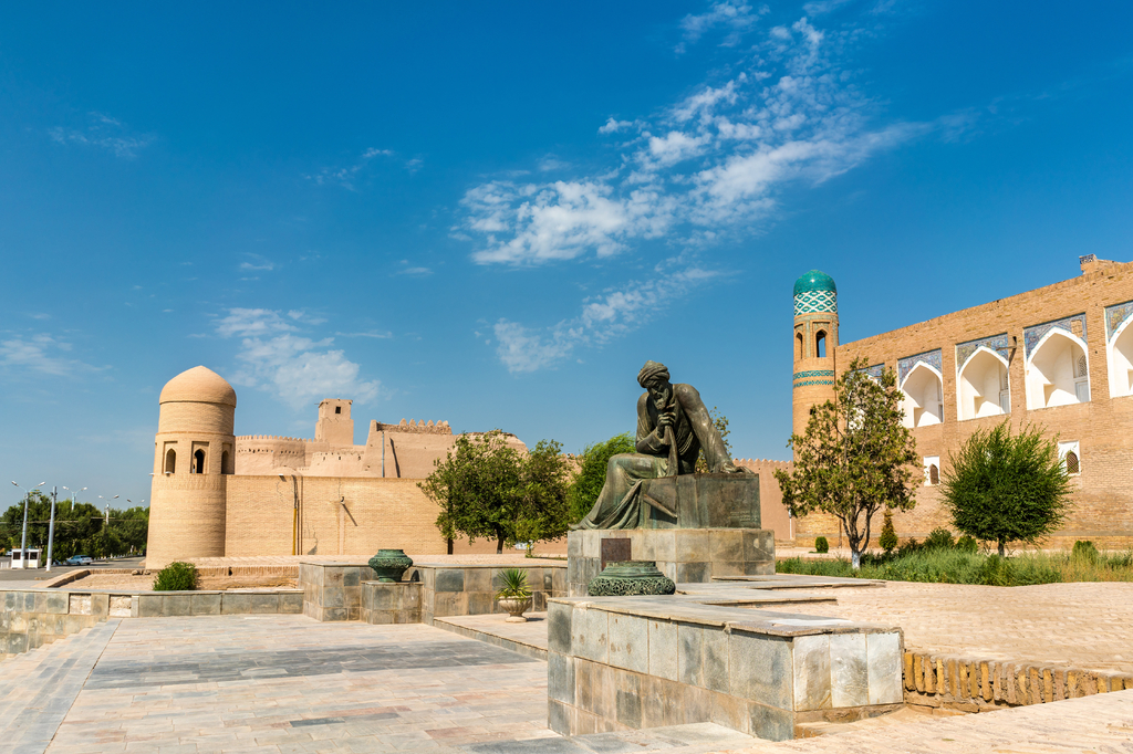 Lais Puzzle - Statue von Al-Khwarizmi vor der Itchan Kala in Chiwa, Usbekistan - 2.000 Teile p-322806