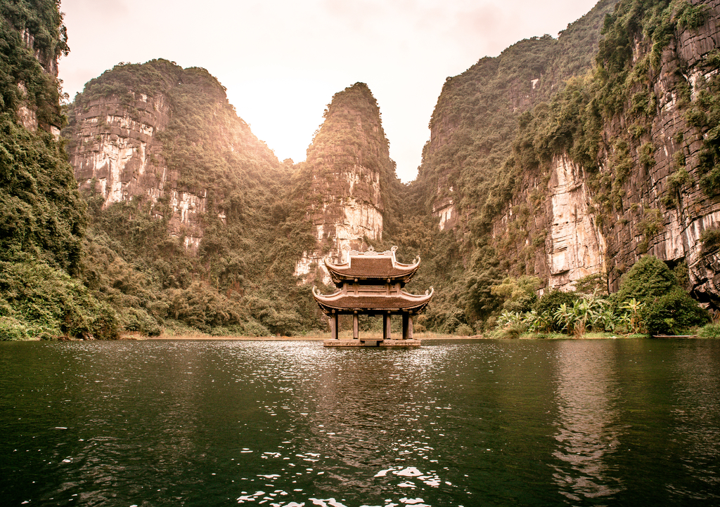 Lais Puzzle - H&ouml;hlentour mit dem Boot in Trang An Landschaft mit Karstt&uuml;rmen und Pflanzen entlang des Flusses (UNESCO-Weltkulturerbe). Das ist die Halong-Bucht auf dem Festland von Vietnam. Provinz Ninh Binh, Vietnam - 1.000 Teile p-323645
