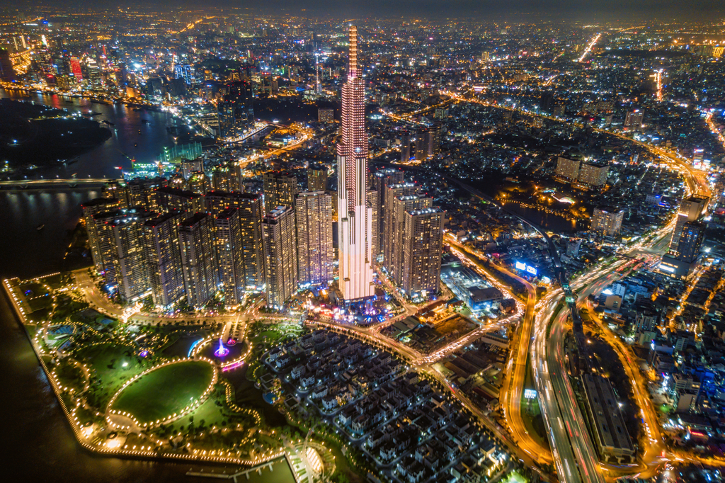 Lais Puzzle - Schöne Luftaufnahme des höchsten Gebäudes in Saigon bei Nacht - 2.000 Teile p-323700