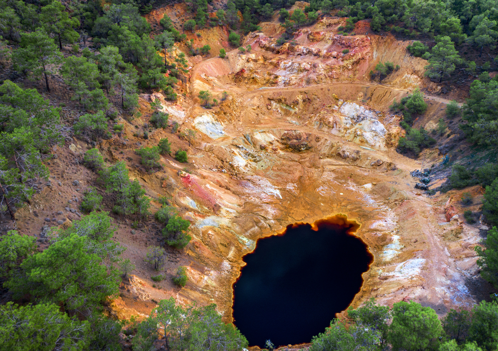 Lais Puzzle - Verlassener Tagebau in der Nähe von Mathiatis, Zypern. Luftaufnahme eines säurehaltigen roten Sees und bunter Abraumhalden, die nach dem Abbau von Pyrit-Erz übrig geblieben sind - 1.000 Teile p-324089