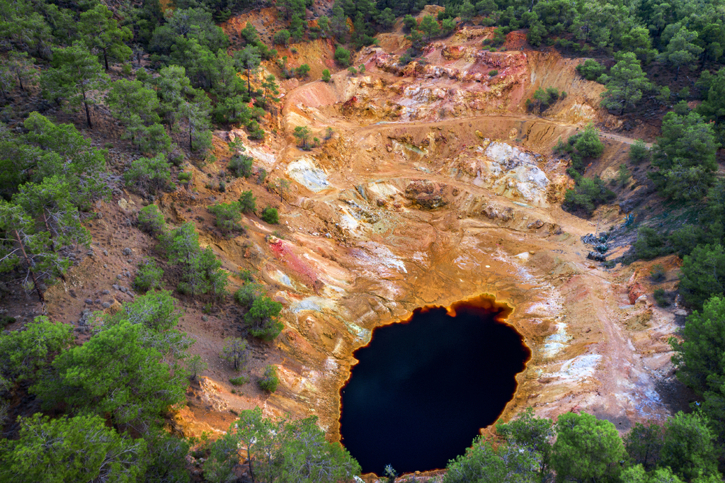 Lais Puzzle - Verlassener Tagebau in der Nähe von Mathiatis, Zypern. Luftaufnahme eines säurehaltigen roten Sees und bunter Abraumhalden, die nach dem Abbau von Pyrit-Erz übrig geblieben sind - 2.000 Teile p-324090
