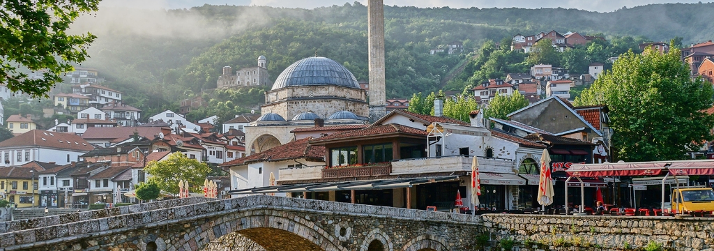 Lais Puzzle - Sinan-Pasha-Moschee im Zentrum von Prizren, Kosovo, Panorama - 1.000 Teile p-325044