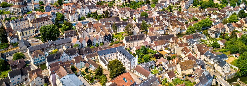 Lais Puzzle - Luftaufnahme der Stadt Chartres mit der Kathedrale. Eine UNESCO-Weltkulturerbestätte in Eure-et-Loir, Frankreich, Panorama - 1.000 Teile p-325239