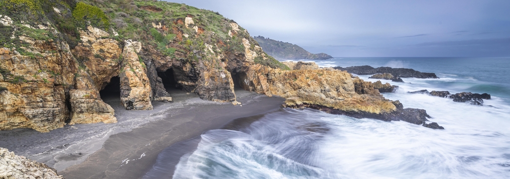 Lais Puzzle - Das berühmte Reiseziel "Cueva de los Patos Liles" ist ein fantastischer Strand mit drei Höhlen mit Blick auf den Pazifik, ein mysteriöser und magischer Ort wie in einer Fantasiewelt in Cobquecura, Chile, Panorama - 1.000 Teile p-325250
