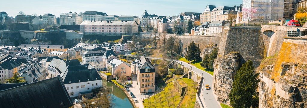 Lais Puzzle - Altstadt von Luxemburg-Stadt mit dem Fluss Alzette im Sommer, Luxemburg, Panorama - 1.000 Teile p-325576
