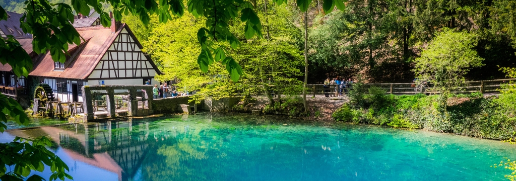 Lais Puzzle - Blick auf den Brunnen "Blautopf" in Blaubeuren, Baden Württemberg, Deutschland, Panorama - 1.000 Teile p-325759