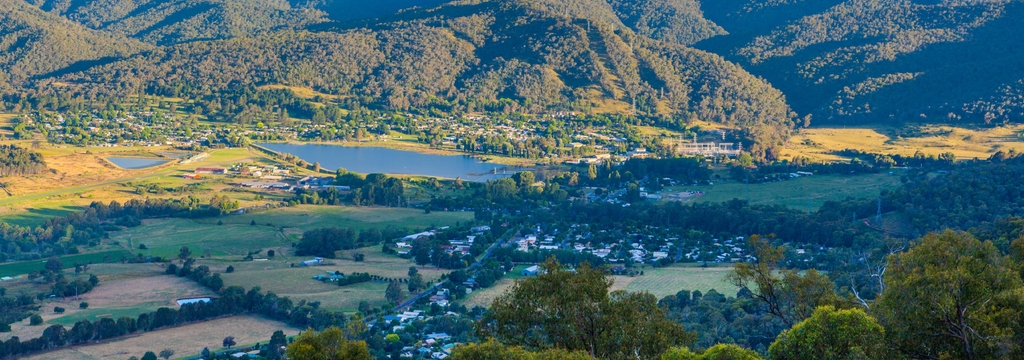 Lais Puzzle - Luftaufnahme von Mount Beauty Stadt und Teichanlage. Kiewa-Tal, Victoria, Australien, Panorama - 1.000 Teile p-325802