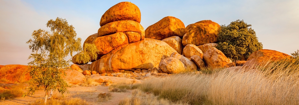 Lais Puzzle - Karlu Karlu, auch bekannt als The Devil's Marbles, ist ein beliebtes Ziel für Reisende im australischen Outback. Die Devil's Marbles befinden sich im Red Centre des Northern Territory, Australien, Panorama - 1.000 Teile p-325862