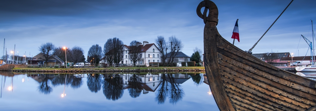 Lais Puzzle - Holzschiff am Kai von Carentan mit Spiegelungen im Wasser, Frankreich, Panorama - 1.000 Teile p-326254