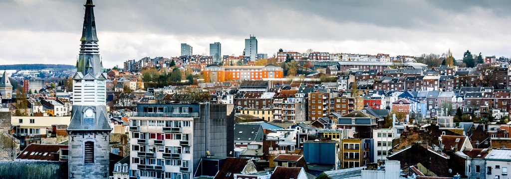 Lais Puzzle - Turm der Kirche "Notre-Dame des Récollets" und Stadtbild von Verviers mit einem dramatischen Himmel, Panorama - 1.000 Teile p-326344