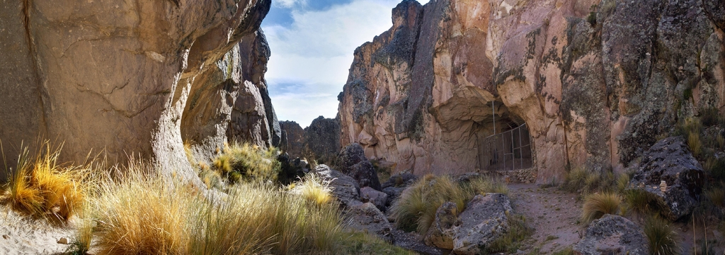 Lais Puzzle - Eine Schlucht mit dem Eingang zur Sumbay-Höhle, die berühmt ist für die Felskunst aus dem Paläolithikum, Departement Arequipa, Südperu, Panorama - 1.000 Teile p-326533