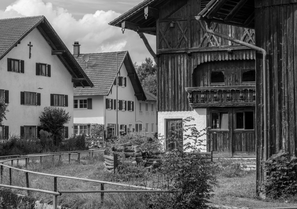 Lais Puzzle - ländliches Burggen in schwarz weiß - 1.000 Teile p-327048