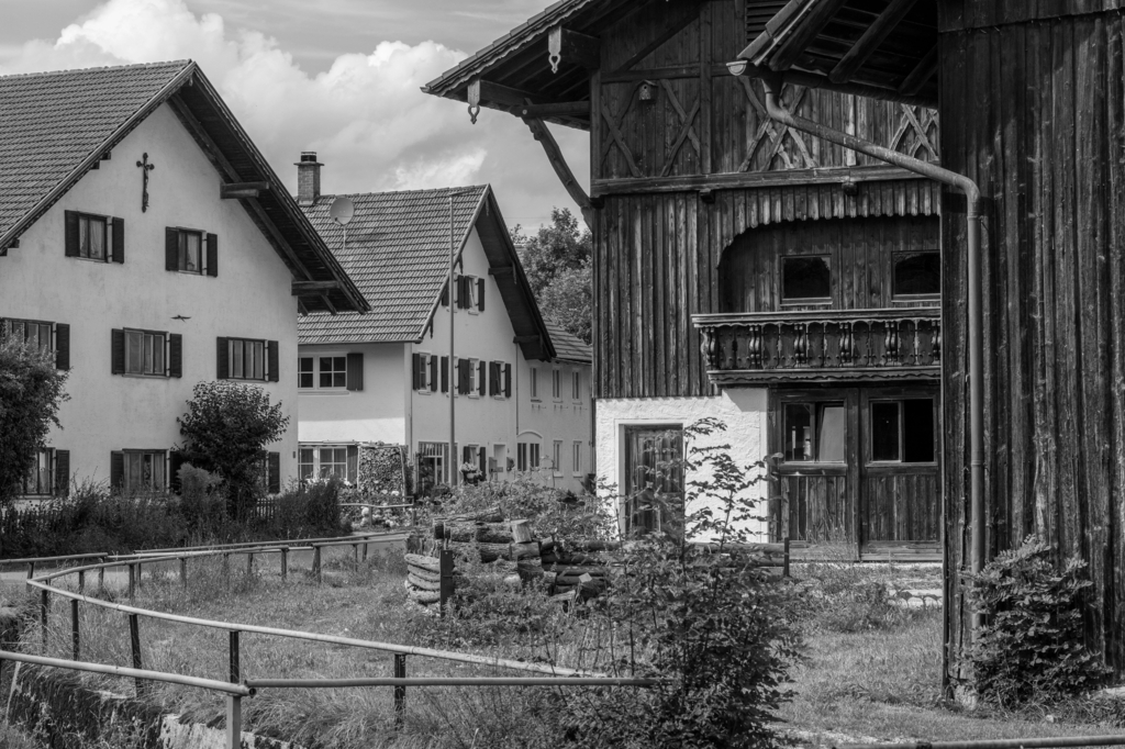 Lais Puzzle - ländliches Burggen in schwarz weiß - 2.000 Teile p-327049
