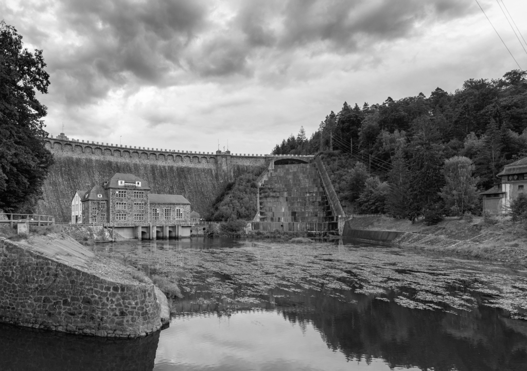 Lais Puzzle - Staudamm am Fluss Bobr und Wasserkraftwerk in Pilchowice bei Jelenia Gora in Polen in schwarz weiß - 1.000 Teile p-327204
