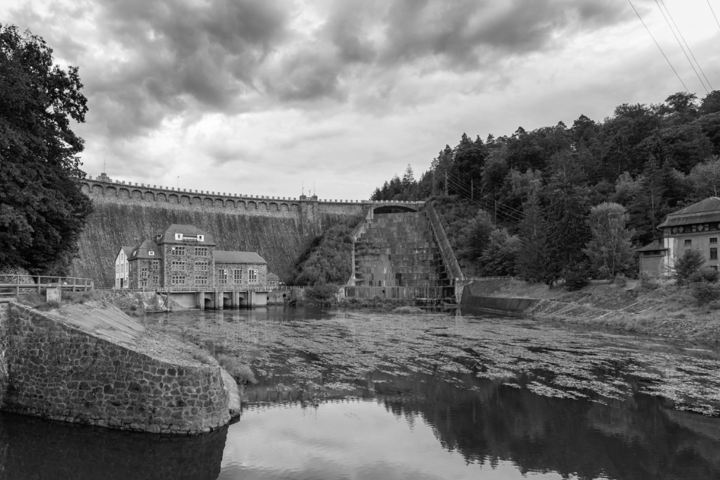 Lais Puzzle - Staudamm am Fluss Bobr und Wasserkraftwerk in Pilchowice bei Jelenia Gora in Polen in schwarz weiß - 2.000 Teile p-327205