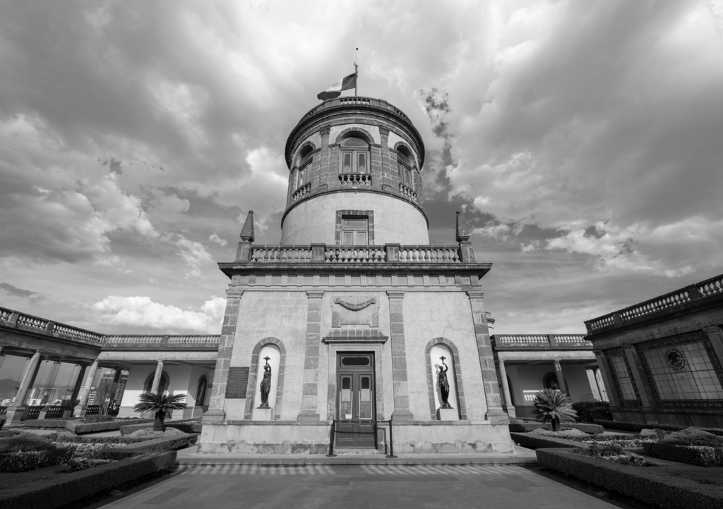 Lais Puzzle - Das Schloss Chapultepec wurde 1864 im neoklassischen Stil auf dem Chapultepec-Hügel in Mexiko-Stadt CDMX, Mexiko, erbaut. in schwarz weiß - 1.000 Teile p-327273