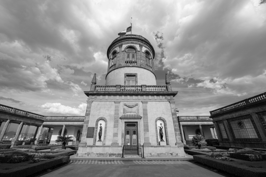 Lais Puzzle - Das Schloss Chapultepec wurde 1864 im neoklassischen Stil auf dem Chapultepec-Hügel in Mexiko-Stadt CDMX, Mexiko, erbaut. in schwarz weiß - 2.000 Teile p-327274