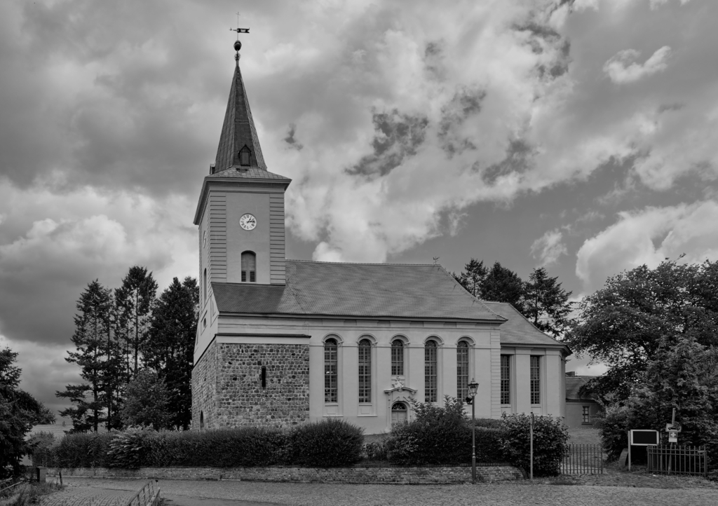 Lais Puzzle - Dramatischer Wolkenhimmel über der denkmalgeschützten Stadtkirche Biesenthal (Blick von Süden) in schwarz weiß - 1.000 Teile p-327294
