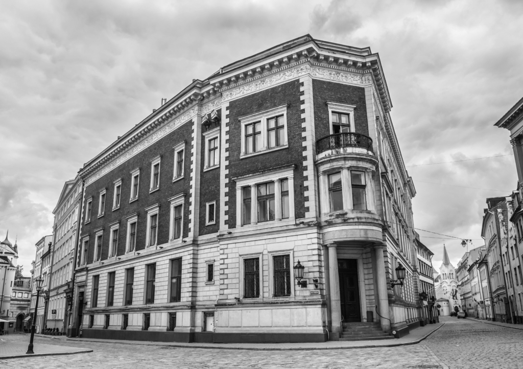 Lais Puzzle - Blick auf leere Domplatz Straße, wegen Covid-19 Quarantäne in Riga in schwarz weiß - 1.000 Teile p-327507