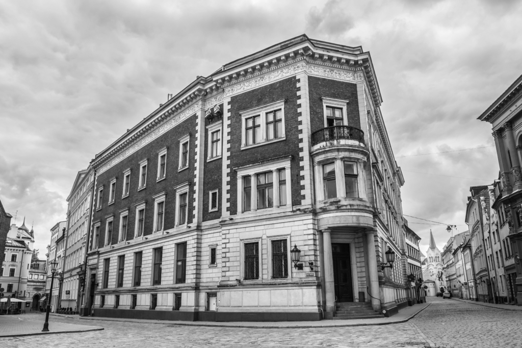 Lais Puzzle - Blick auf leere Domplatz Straße, wegen Covid-19 Quarantäne in Riga in schwarz weiß - 2.000 Teile p-327508