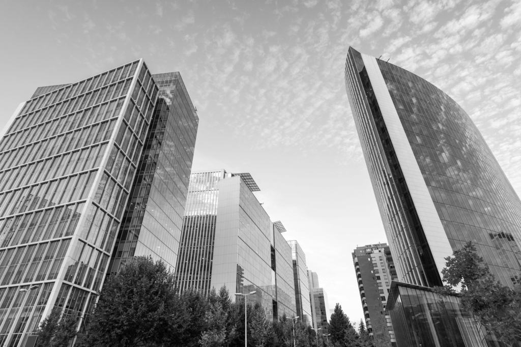 Lais Puzzle - Nueva Las Condes, der neue Finanzdistrikt in Santiagode Chile, Heimat von hochwertigen Firmengebäuden in der Calle Alonso de Cordova in schwarz weiß - 2.000 Teile p-327538
