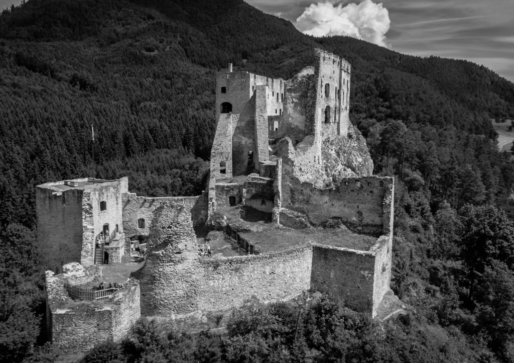 Lais Puzzle - Luftaufnahme der Burg Likava im Dorf Likavka in der Slowakei in schwarz weiß - 1.000 Teile p-327549