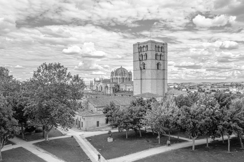 Lais Puzzle - Kathedrale von Zamora, römisch-katholische Kirche in Zamora, in Kastilien und Leon in schwarz weiß - 2.000 Teile p-327613