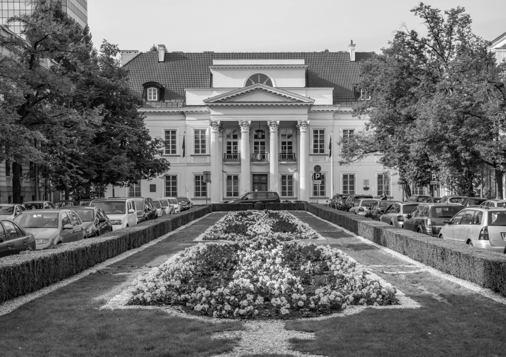 Lais Puzzle - Historischer Palac Mniszchow Mniszech Palast, der heute die belgische Botschaft beherbergt, in der Senatorska Straße in Srodmiescie im Stadtzentrum von Warschau in Polen in schwarz weiß - 1.000 Teile p-327630