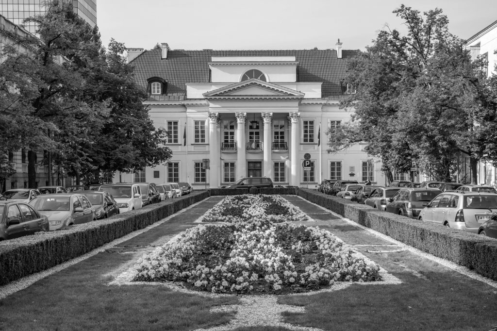 Lais Puzzle - Historischer Palac Mniszchow Mniszech Palast, der heute die belgische Botschaft beherbergt, in der Senatorska Straße in Srodmiescie im Stadtzentrum von Warschau in Polen in schwarz weiß - 2.000 Teile p-327631