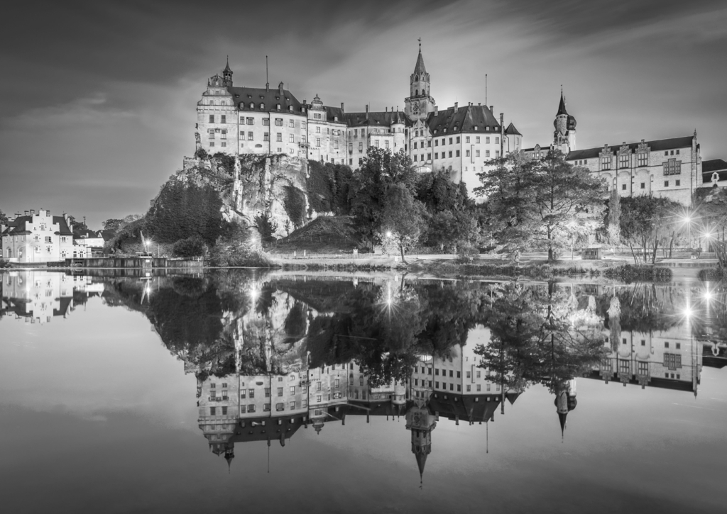 Lais Puzzle - Sigmaringen, Deutschland. Baden-Württemberg und königliches Schloss Sigmaringen auf dem Felsen über dem Donauufer in schwarz weiß - 500, 1.000 & 2.000 Teile p-327668