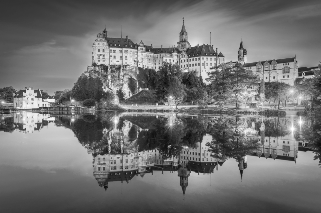 Lais Puzzle - Sigmaringen, Deutschland. Baden-Württemberg und königliches Schloss Sigmaringen auf dem Felsen über dem Donauufer in schwarz weiß - 2.000 Teile p-327670