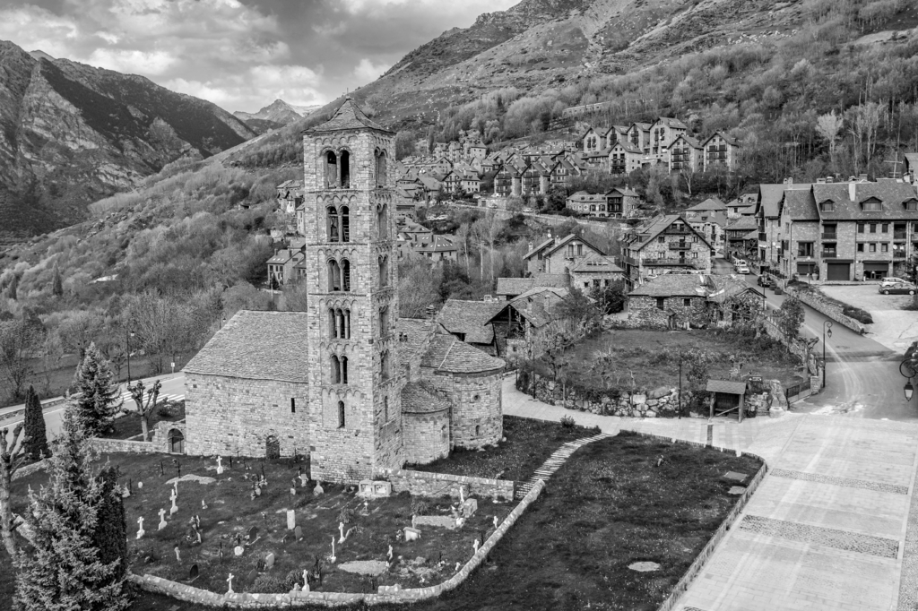 Lais Puzzle - Römische Kirche von Sant Climent de Taull (Katalonien - Spanien) in schwarz weiß - 2.000 Teile p-327676