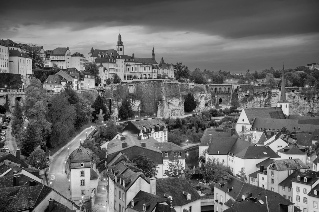 Lais Puzzle - Luxemburg - Stadtteil Grund im Alzette-Tal, Luxemburg-Stadt in schwarz weiß - 2.000 Teile p-327694