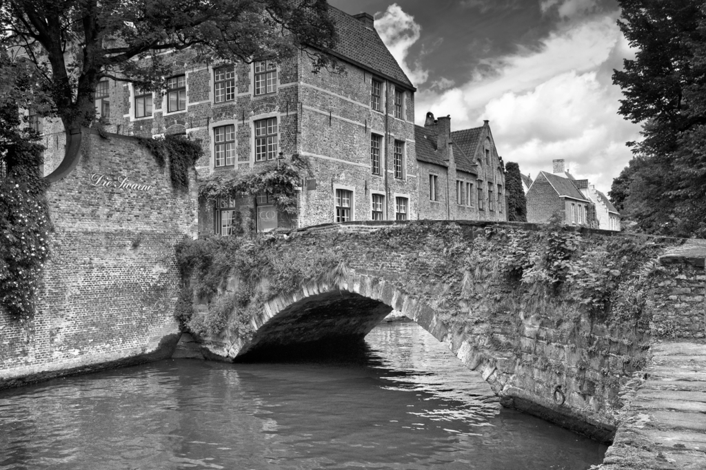 Lais Puzzle - Häuser entlang der Kanäle von Brügge oder Bruges, Belgien in schwarz weiß - 2.000 Teile p-327763