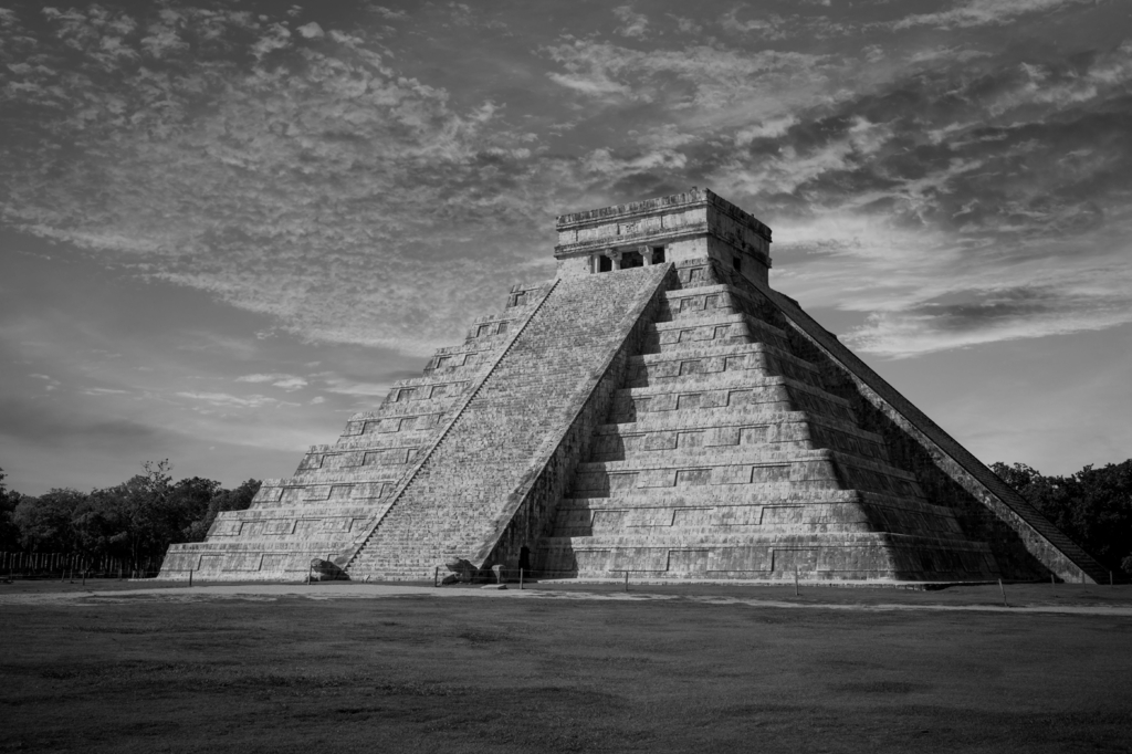 Lais Puzzle - El Castillo (Kukulkan-Tempel) bei Sonnenuntergang. Chichen Itza, Mexiko in schwarz weiß - 2.000 Teile p-327796