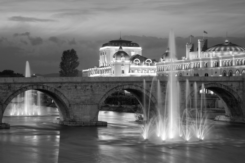 Lais Puzzle - Die nordmazedonische Hauptstadt Skopje. Alte Steinbrücke in schwarz weiß - 2.000 Teile p-327811