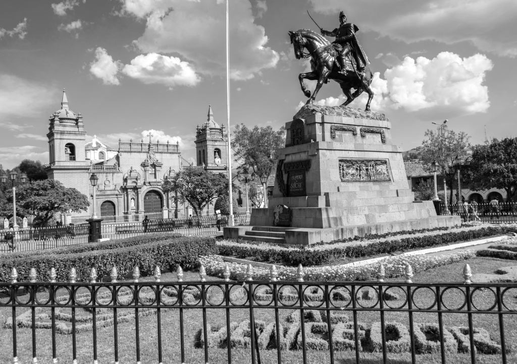 Lais Puzzle - Plaza de Armas in Ayacucho, Peru in schwarz weiß - 1.000 Teile p-328074