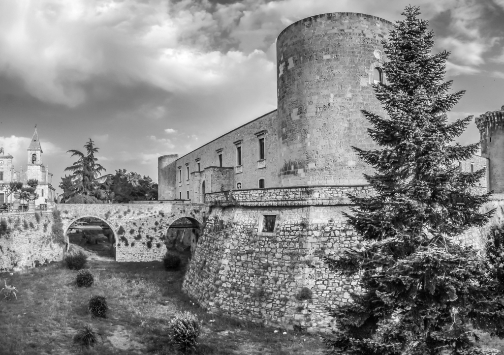 Lais Puzzle - Berühmte aragonesische Burg (Castello Aragonese) in Venosa, Basilikata, Süditalien in schwarz weiß - 1.000 Teile p-328431