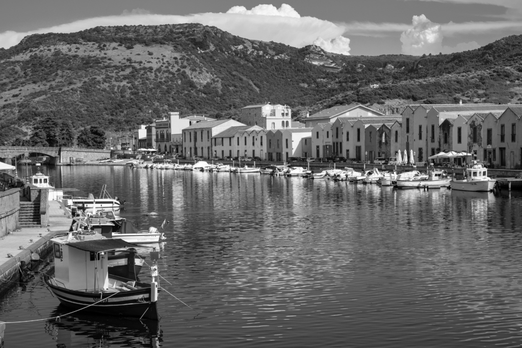 Lais Puzzle - Bosa, Sardinien, Italien - Panoramablick auf die Altstadt von Bosa am Temo-Flussufer mit bunten Mietshäusern und Booten in schwarz weiß - 2.000 Teile p-328606