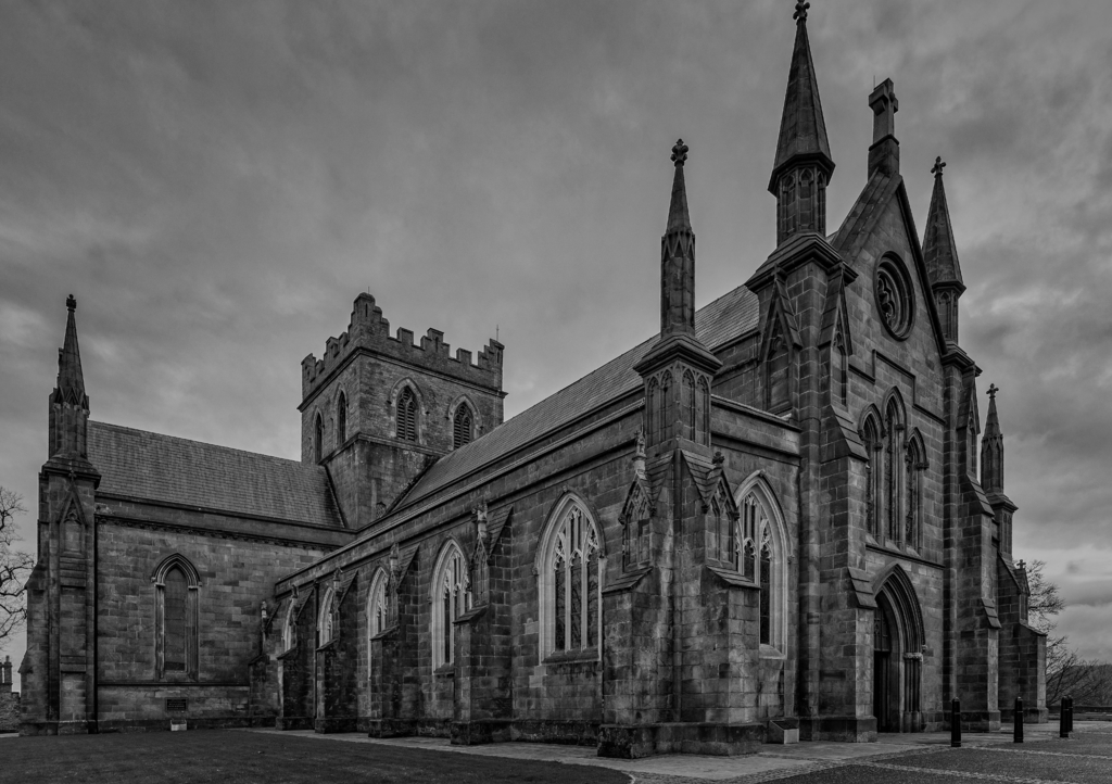 Lais Puzzle - St. Patricks Kathedrale, Armagh, Nordirland in schwarz weiß - 1.000 Teile p-328653